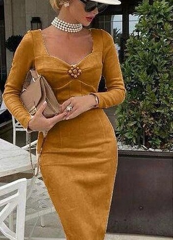 broş detaylı kalem elbise