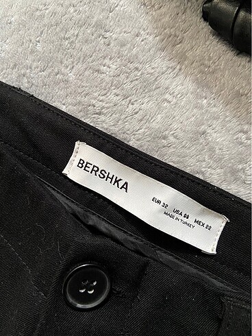 32 Beden siyah Renk Bershka kumaş pantolon