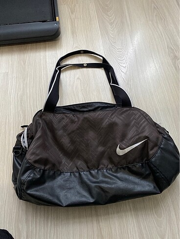 Orjinal nike çanta minik delik var