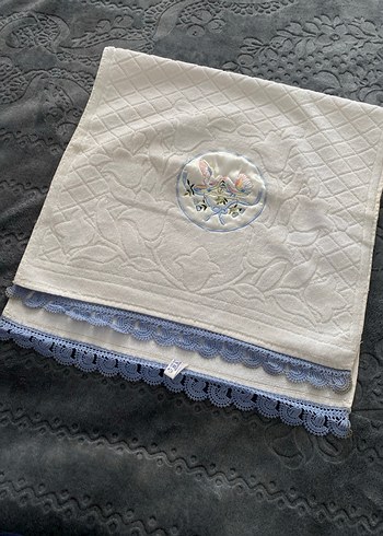 Nakışlı Beyaz Havlu Gri Dantel Detaylı