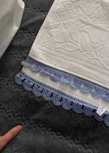 Beden Nakışlı Beyaz Havlu Gri Dantel Detaylı