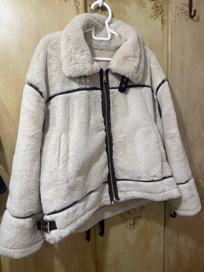 Kadın Beyaz Kısa Peluş Kaban - Görsel 2