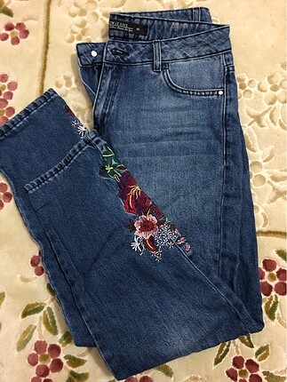 Bilekleri nakıs detaylı jean
