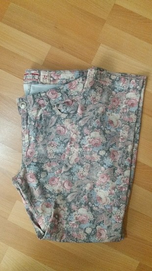 çiçekli pantolon