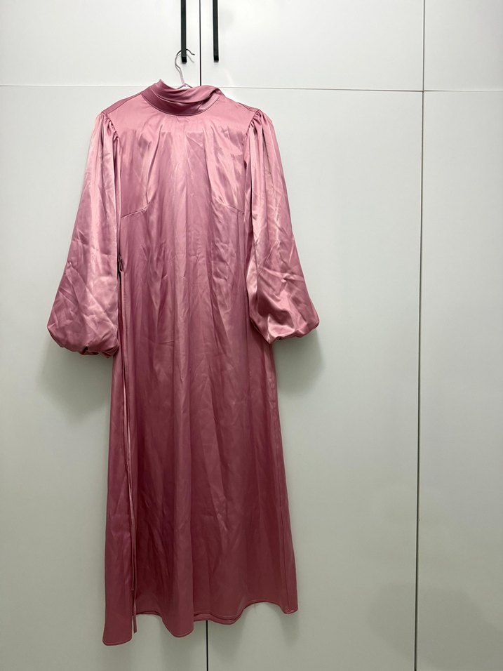 Pembe Uzun Yüksek Yakalı Kadın Elbise - Görsel 3