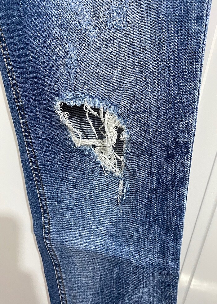 Yırtık Detaylı Jean Pantolon - Görsel 3