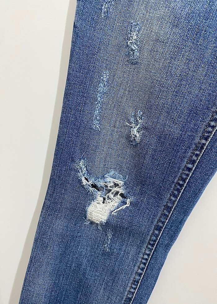 Yırtık Detaylı Jean Pantolon - Görsel 4