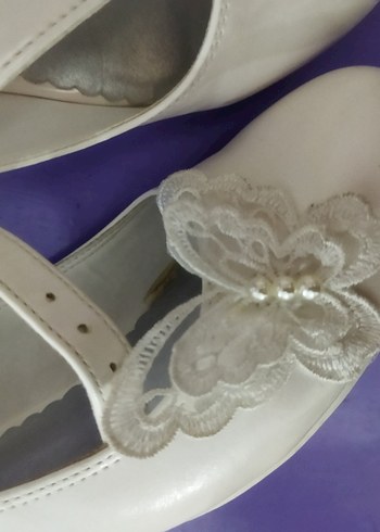 Beyaz Nakışlı Tokalı Kız Babet - Görsel 2