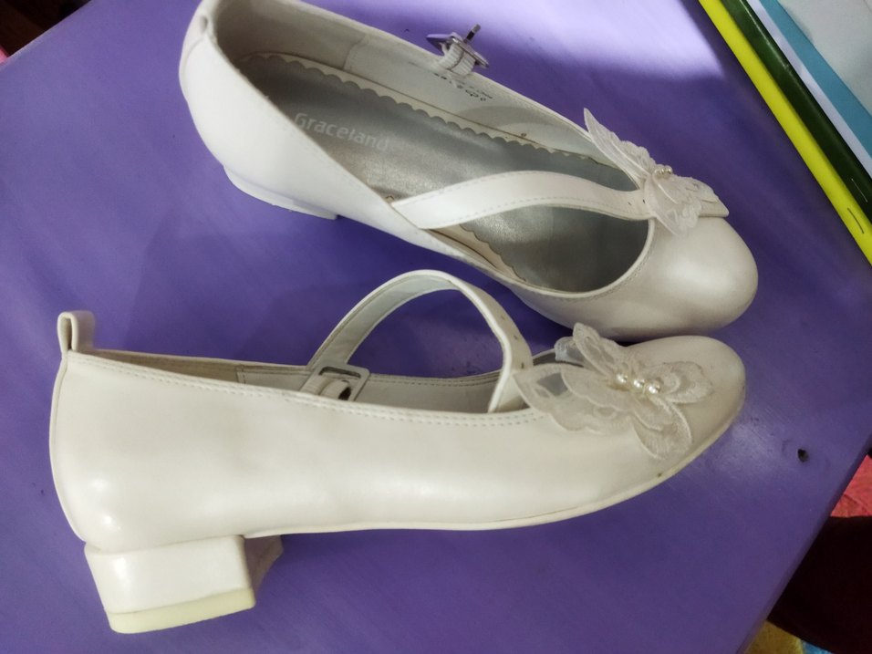 Beyaz Nakışlı Tokalı Kız Babet - Görsel 3