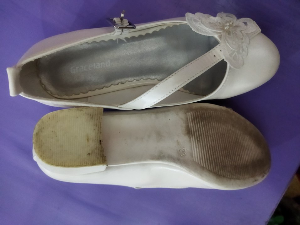 Beyaz Nakışlı Tokalı Kız Babet - Görsel 4