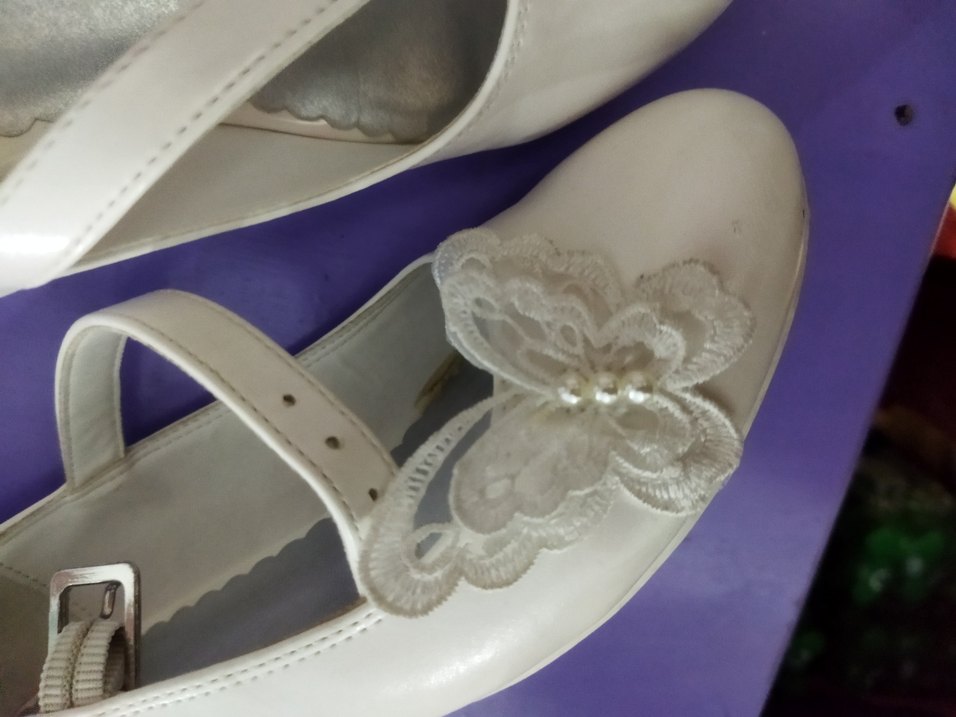 Beyaz Nakışlı Tokalı Kız Babet - Görsel 2