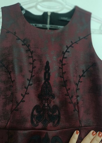 Bordo İşlemeli Kolsuz Bluz - Görsel 4