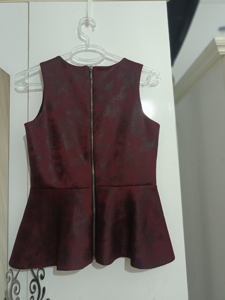 Bordo İşlemeli Kolsuz Bluz - Görsel 5