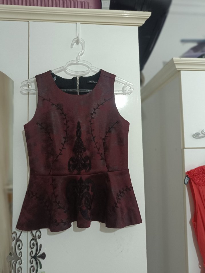 Bordo İşlemeli Kolsuz Bluz - Görsel 2