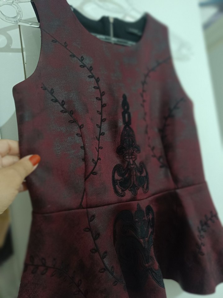 Bordo İşlemeli Kolsuz Bluz - Görsel 3