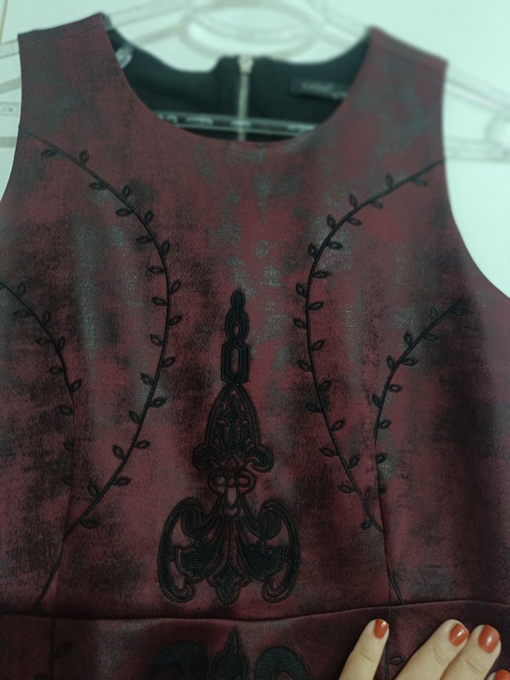 Bordo İşlemeli Kolsuz Bluz - Görsel 4