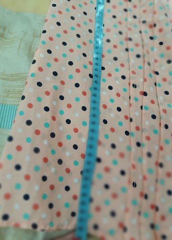 Düğmeli V Yaka Kolsuz Puantiyeli Bluz - Görsel 7