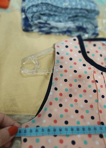 Düğmeli V Yaka Kolsuz Puantiyeli Bluz - Görsel 5