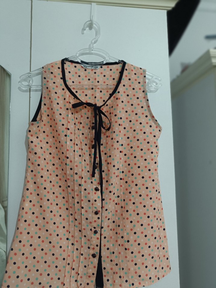 Düğmeli V Yaka Kolsuz Puantiyeli Bluz - Görsel 3