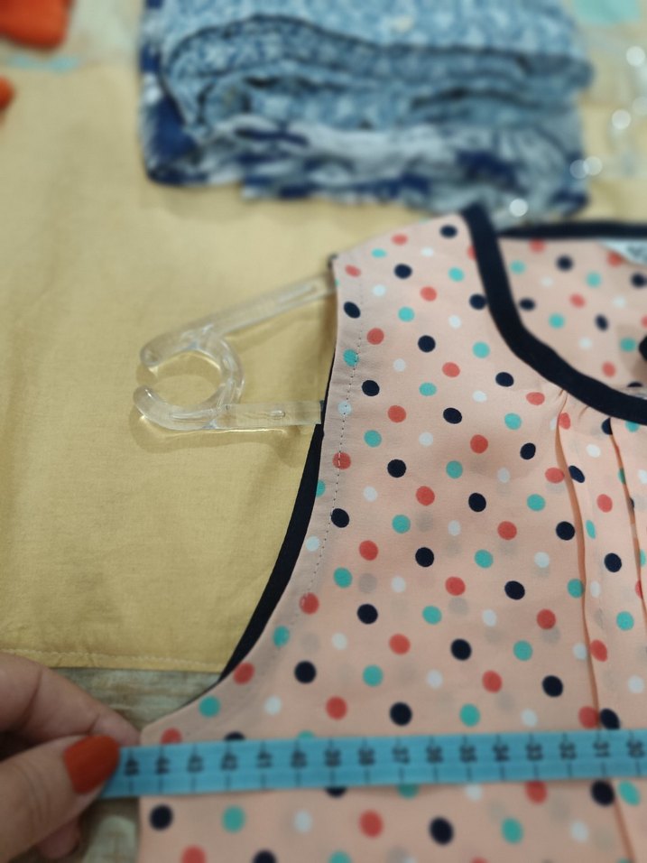 Düğmeli V Yaka Kolsuz Puantiyeli Bluz - Görsel 5