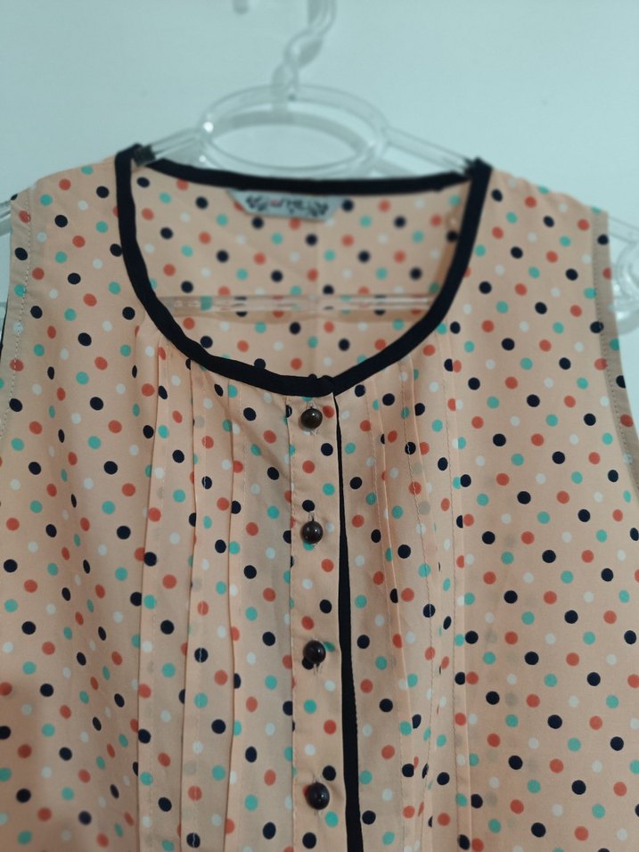 Düğmeli V Yaka Kolsuz Puantiyeli Bluz - Görsel 4