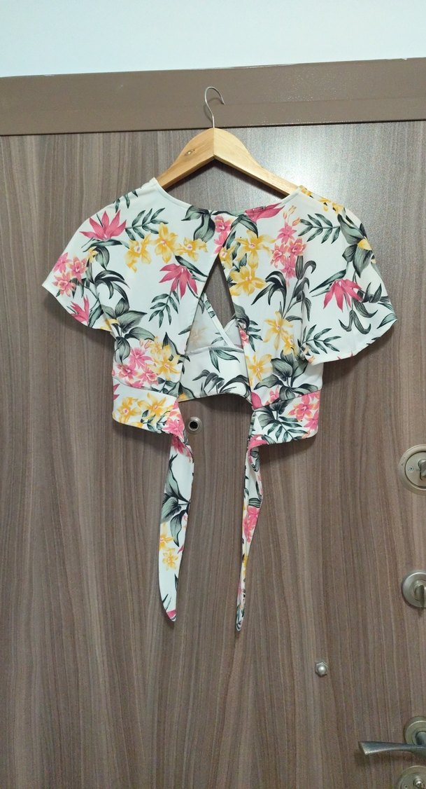 Çiçek Desenli V Yaka Kısa Kollu Bluz - Görsel 2