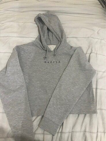 Gri kapüşonlu sweatshirt