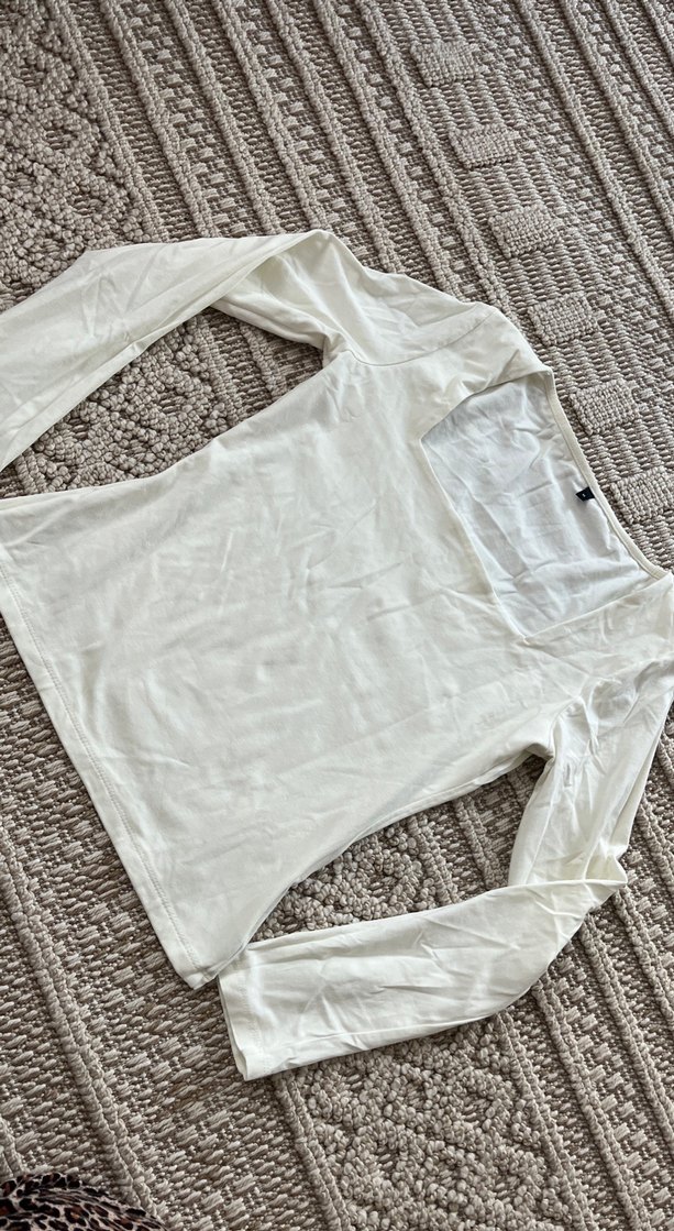 Beyaz V Yaka Uzun Kollu - Görsel 2