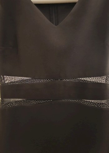 Siyah Parlak V Yaka Midi Elbise - Görsel 5