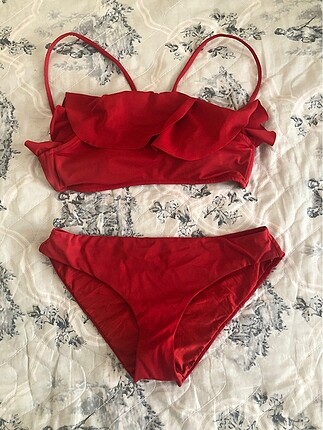 Kırmızı fırfırlı bikini