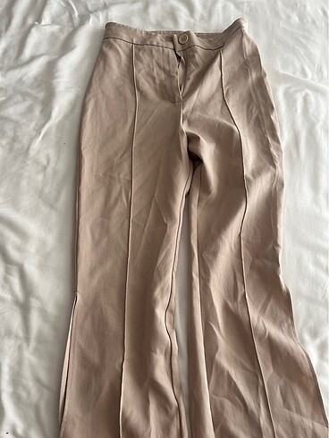 Krem yırtmaçlı pantolon