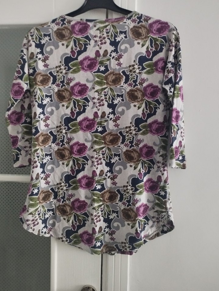 Çiçek Desenli Düğmeli Kadın Bluz - Görsel 2