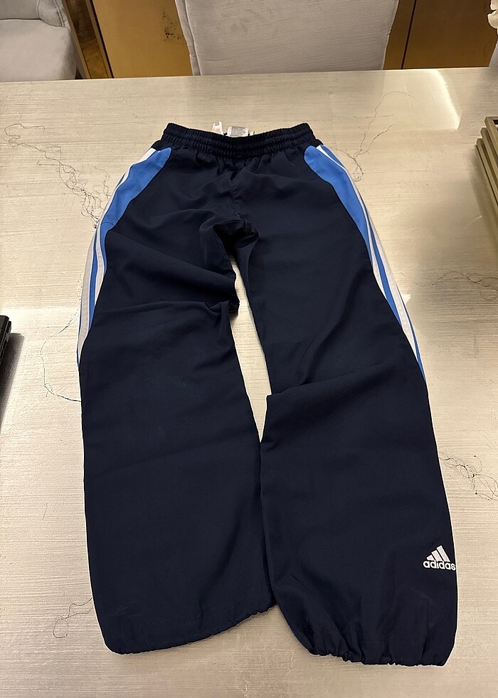 Mavi ve lacivert renkli eşofman takımı - Görsel 4