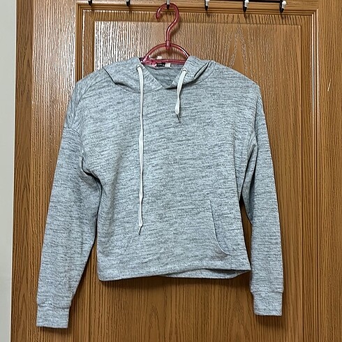 Gri kapşonlu sweatshirt