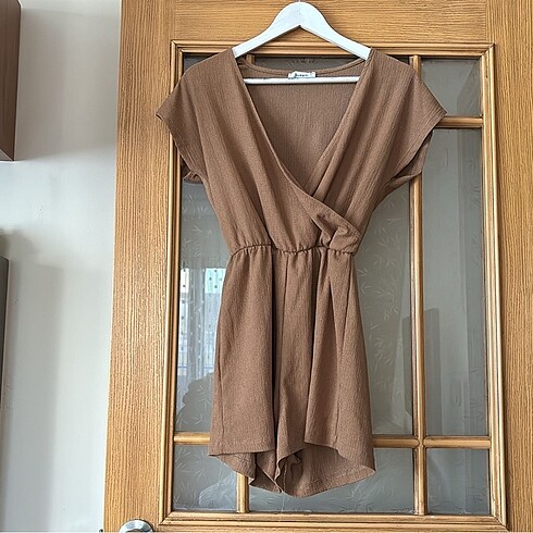 Taba rengi kısa şortlu tulum