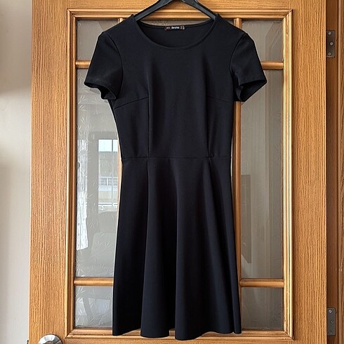 Bershka siyah kısa kollu elbise