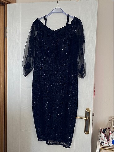 Siyah boncuklu ve payetli işlemeli elbise