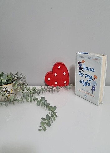 Bana üç şey söyle, kitap, ciltli