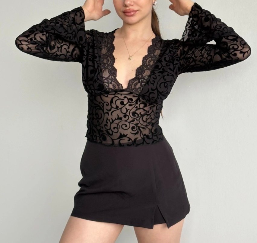 viral Dantel Detaylı Siyah V Yaka Gotik Bluz - Görsel 2