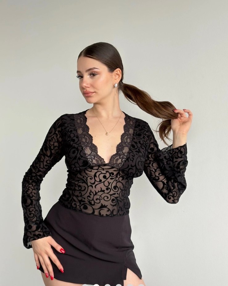 viral Dantel Detaylı Siyah V Yaka Gotik Bluz - Görsel 3