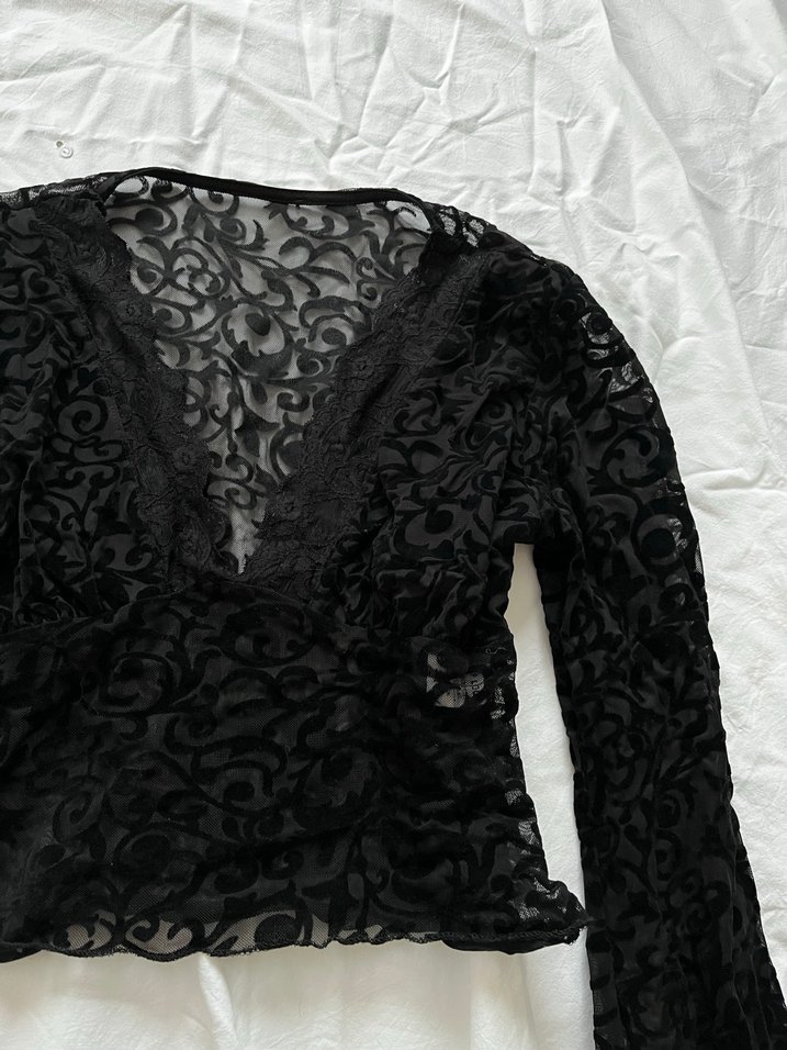 viral Dantel Detaylı Siyah V Yaka Gotik Bluz - Görsel 5