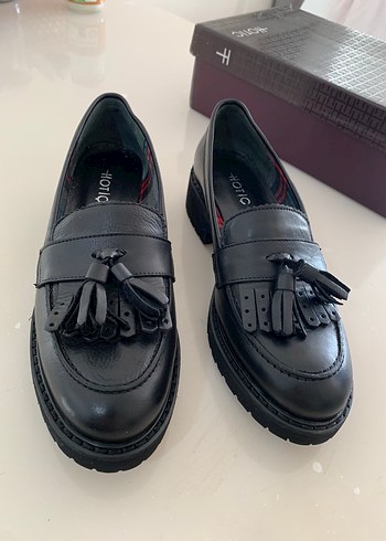 Siyah Püsküllü Gotik Topuklu Kadın Loafer