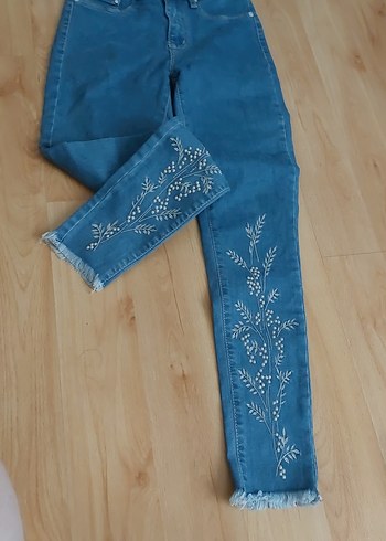 Nakışlı ve Boncuklu Mavi Midi Kot Pantolon