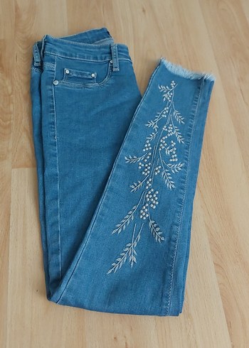 27 Beden Nakışlı ve Boncuklu Mavi Midi Kot Pantolon