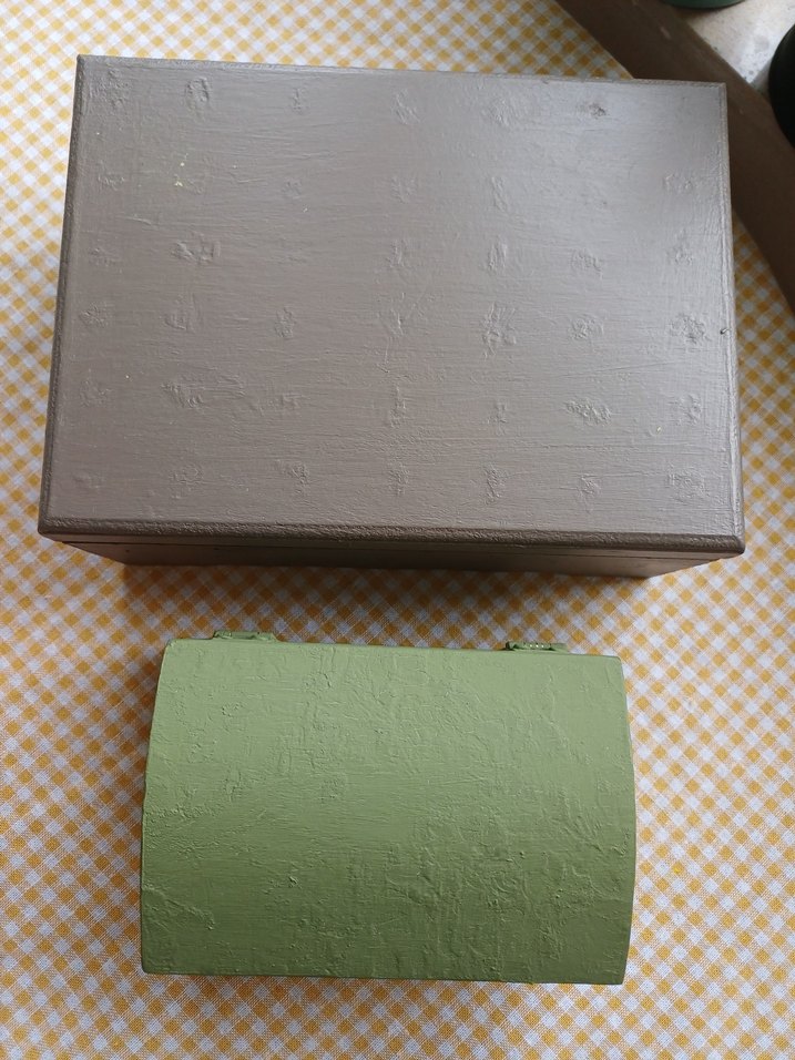 Kahverengi ve haki ahşap kutular - Görsel 2