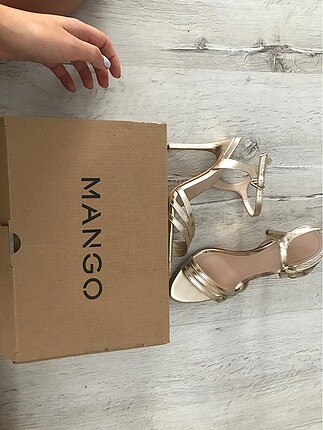 Mango gold topuklu ayakkabı