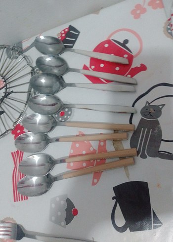 Beyaz ve gri saplı metal kaşık seti