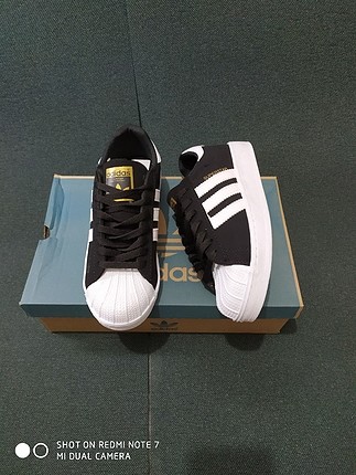 Adidas 36 ve 37 numarası mevcuttur