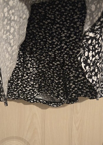 Kadın Siyah Çiçek Desenli Mini Şortlı Etek - Görsel 2