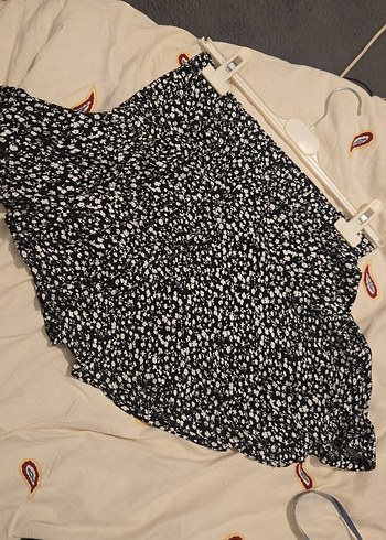 Kadın Siyah Çiçek Desenli Mini Şortlı Etek - Görsel 3